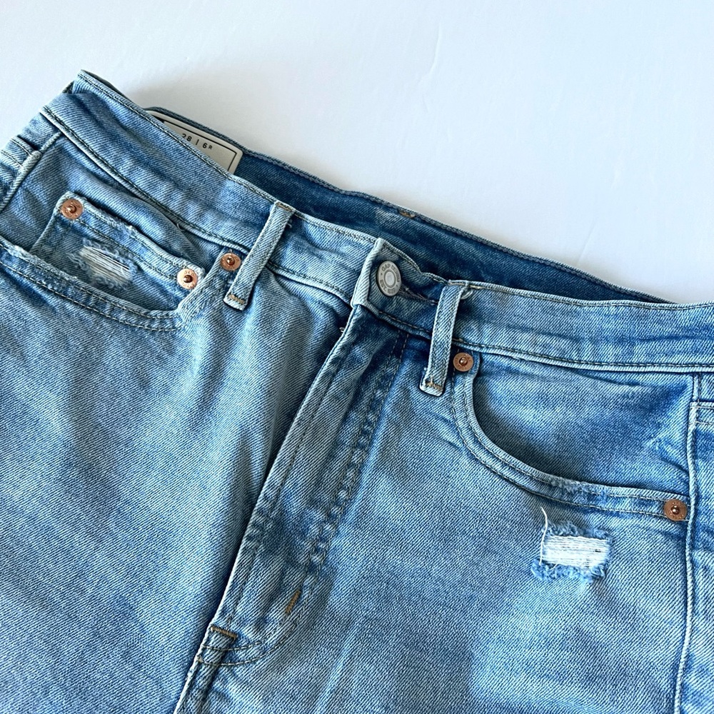 Gap jeans Cigarrete high rise size 28 / 6R. Distressed. worn twice, like new
